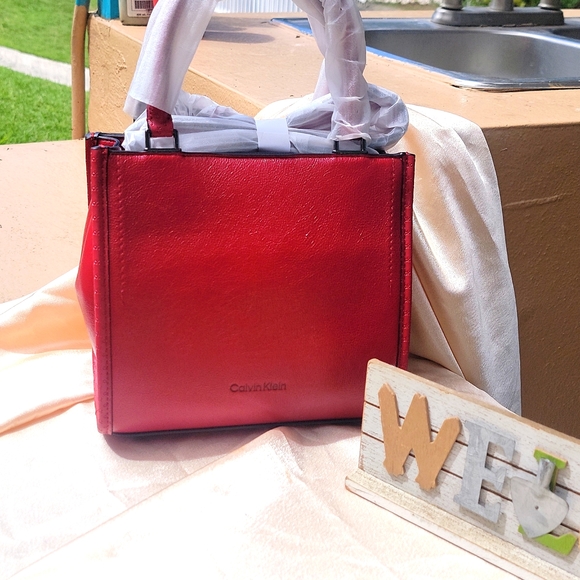 Calvin Klein Embossed Shoulder Signature. Triple Compartment - Picture 2 of 7